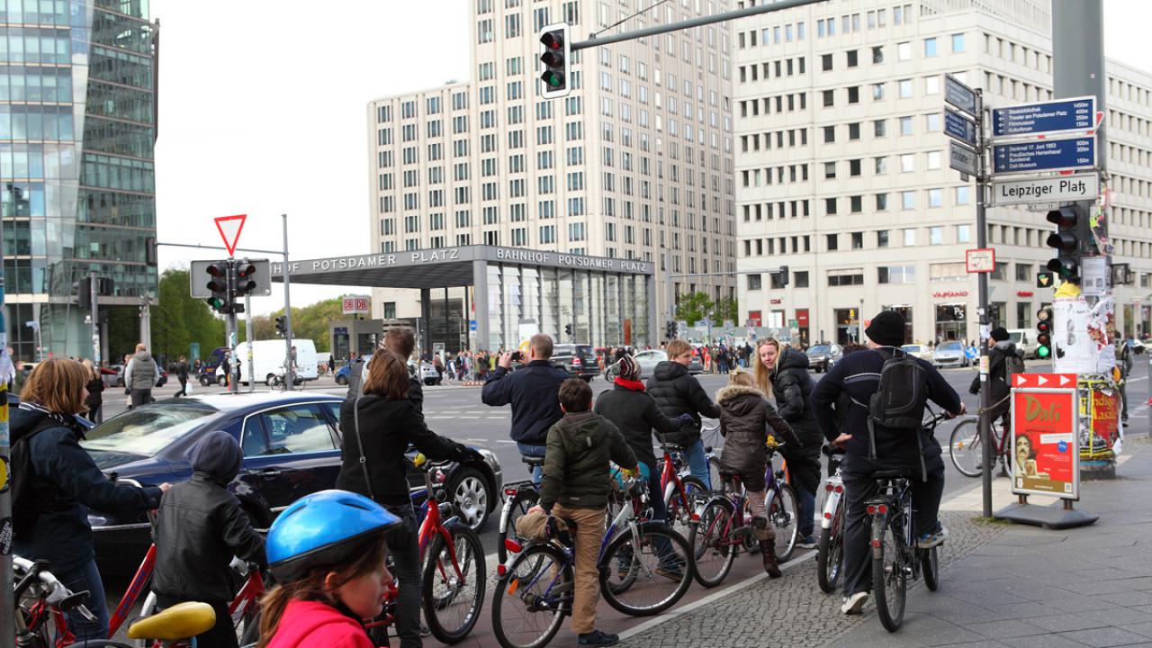 DLR und Berliner Polizei möchten in Zukunft gemeinsam an der Verbesserung der Sicherheit für Fahrradfahrer und Fußgänger im Straßenverkehr arbeiten.
