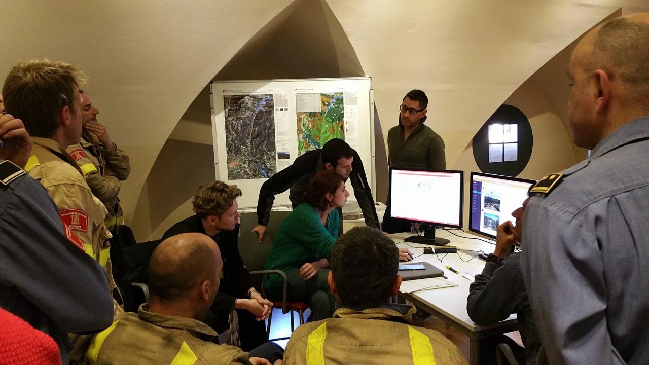 Wildfire experts evaluate the PHAROS system in the control center
