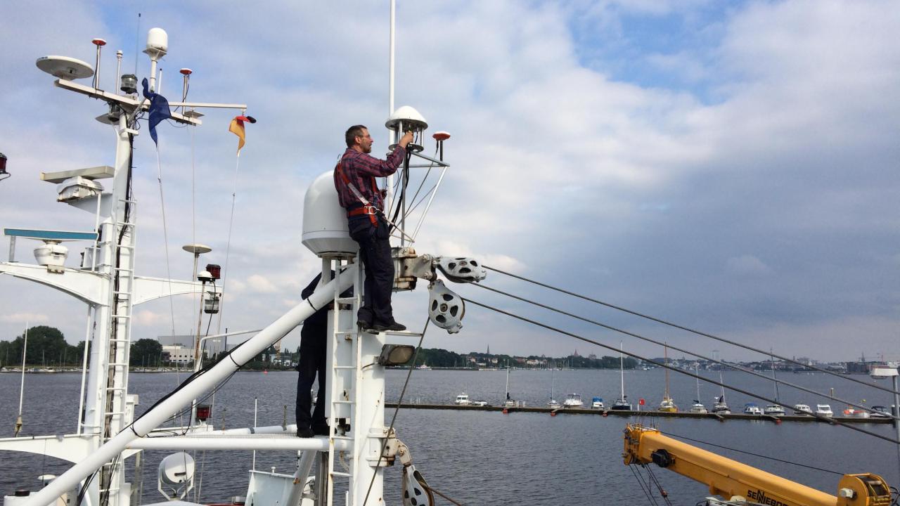 Forscher bringt Antenne an Schiff an