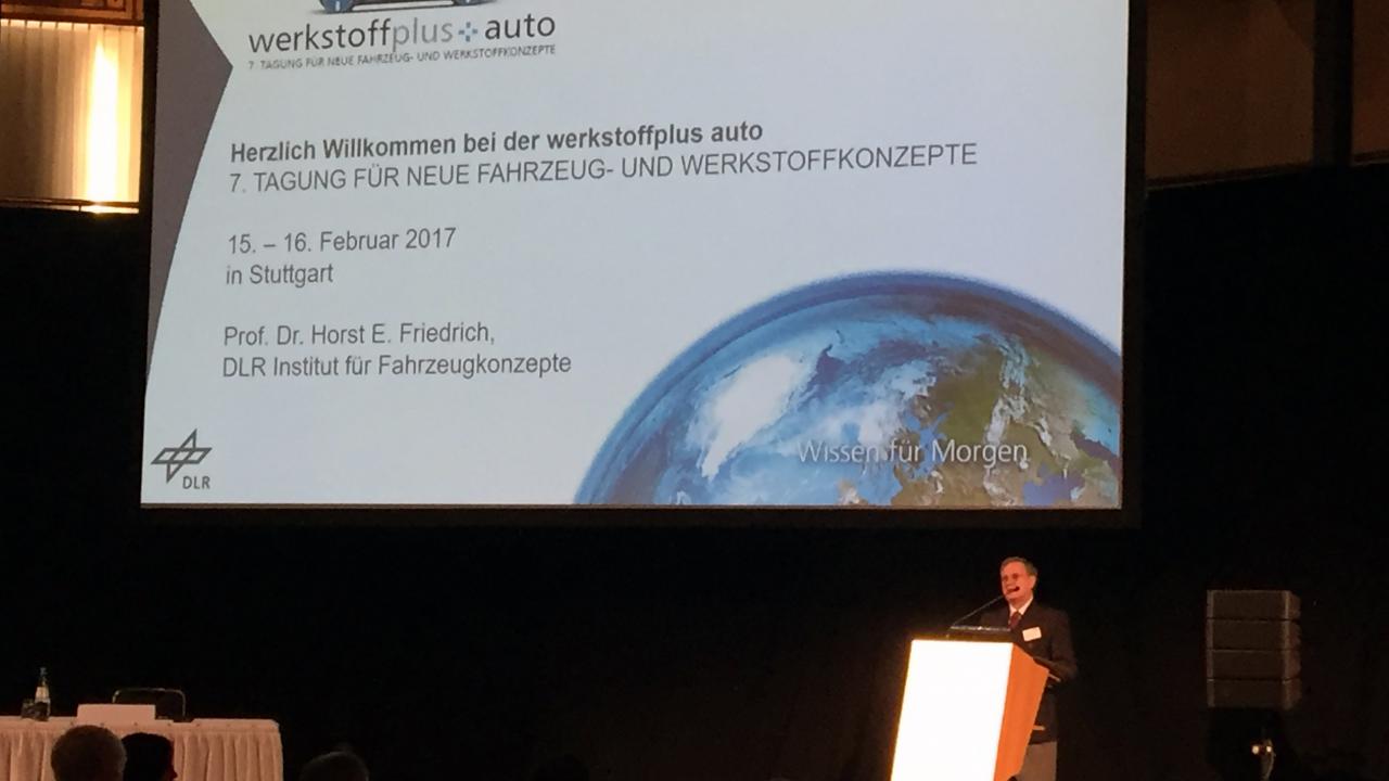 DLR Institutsdirektor Friedrich an Rednerpult zur Eröffnung des Symposiums Werkstoff Plus