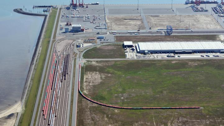Luftbild des Jade-Weser-Ports mit Vorstellgruppe und Terminal