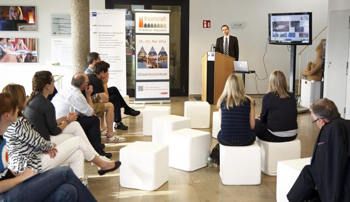Ronald Nippold vom Institut für Verkehrssystemtechnik hielt am 20. Mai 2014 im Rahmen der Veranstaltung "Wissenschaft in Kölner Häusern" einen Vortrag zu Verkehrsmanagement und VABENE++.