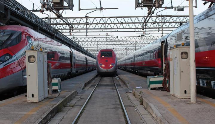 Für die Messungen stellte die italienische Zuggesellschaft Trenitalia den DLR-Wissenschaftlern zwei Züge der Gattung Frecciarossa (Zu Deutsch: „roter Pfeil“) ETR 500 zur Verfügung. Diese Züge erreichen eine Höchstgeschwindigkeit von 360 Kilometern pro Stunde und sind knapp 328 Meter lang. Die Messungen fanden im Rahmen des EU-Projekts Roll2Rail statt. 