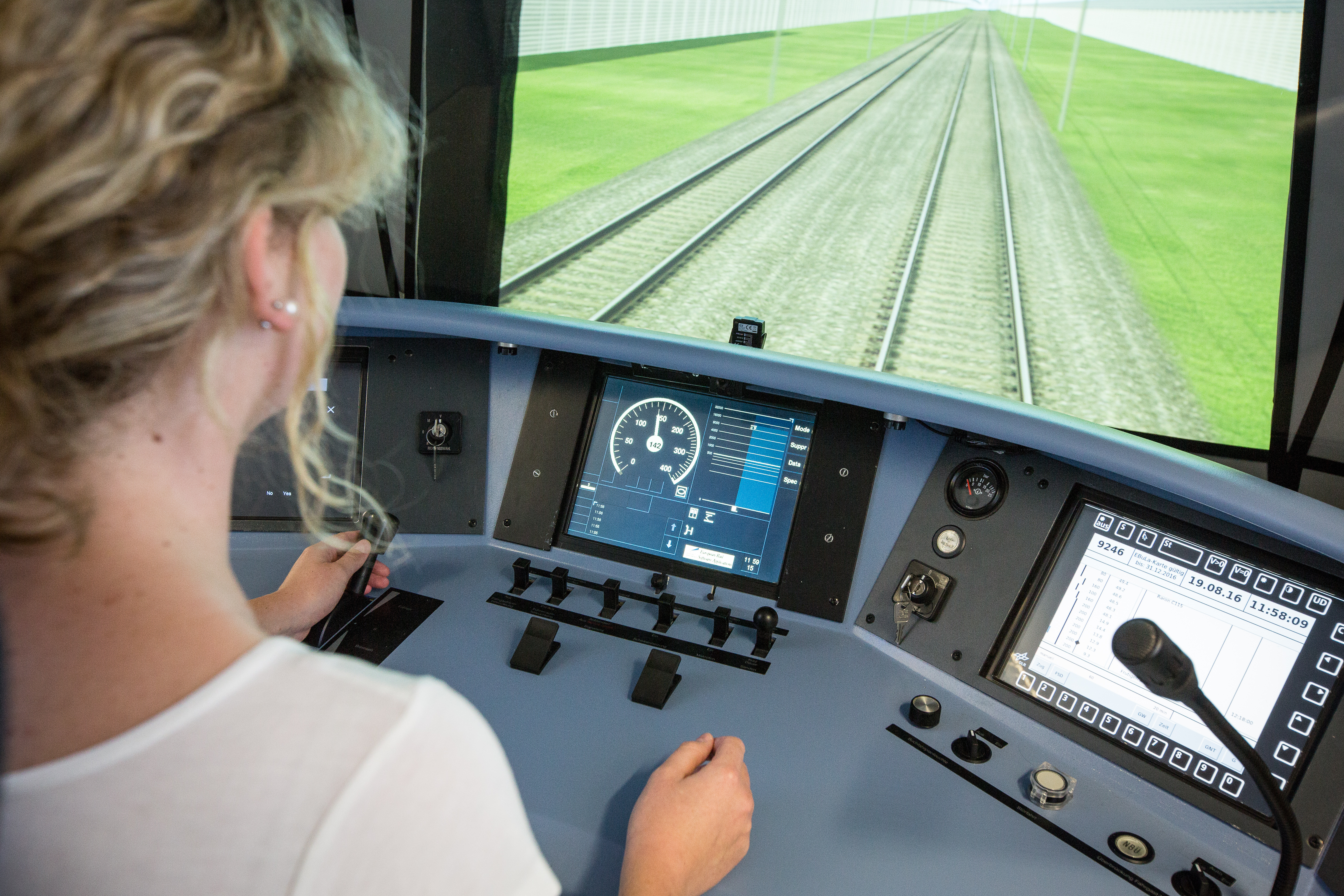 Das DLR-Eisenbahnlabor verfügt über einen Triebfahrzeugführerarbeitsplatz mit originalem Steuerungspult und komplett simulierter Fahrstrecke.