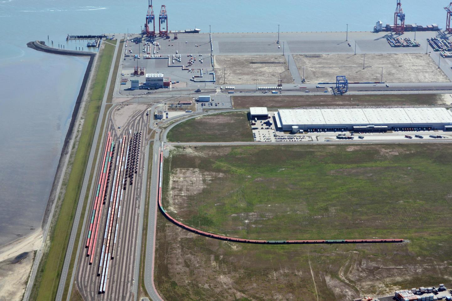 Luftbild des Jade-Weser-Ports mit Vorstellgruppe und Terminal