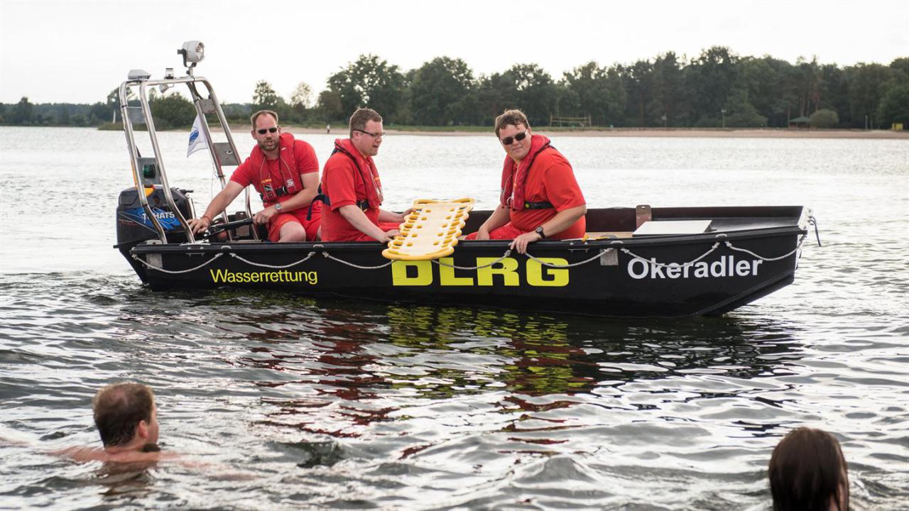 During flights over the Tankumsee by the DLR D-CODE research aircraft, volunteer ‘flood victims’ swimming in the water are automatically detected in aerial images using special software and rescued by volunteer lifeguards.
