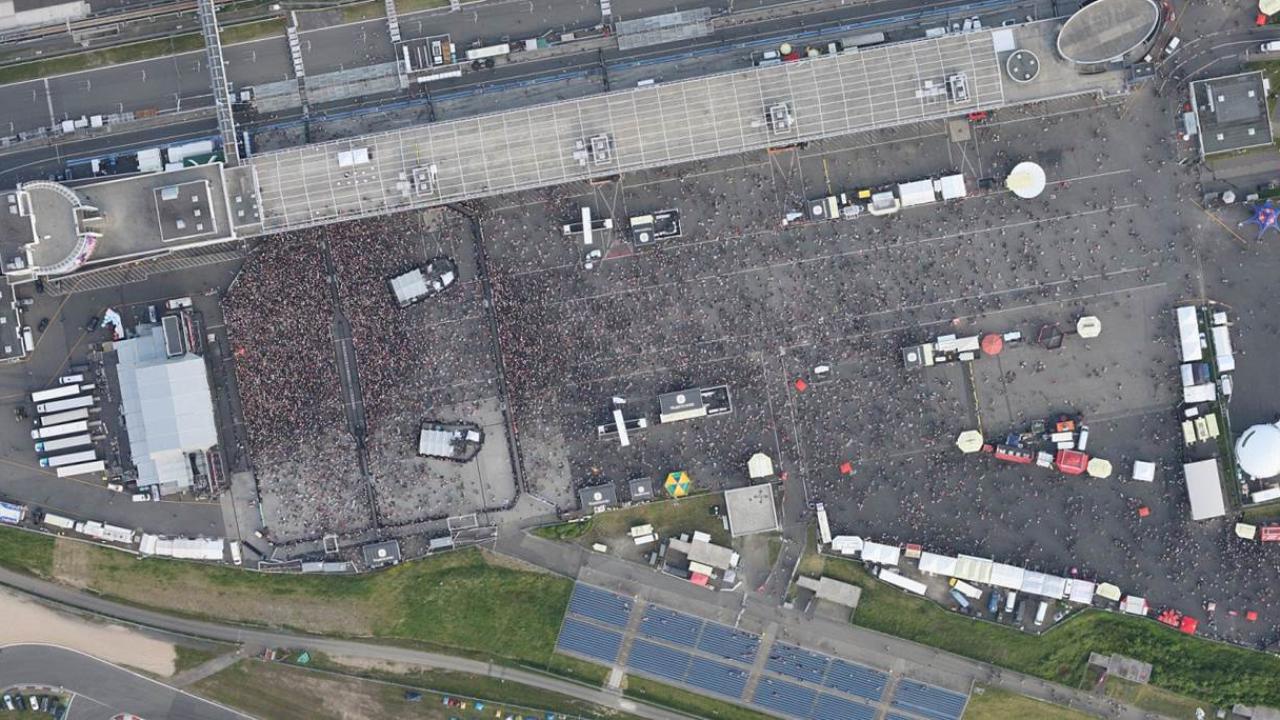 Mit Vorgängermodell, dem 3K-System, flogen die Forscher 2013 über das Rock-Festival "Rock am Ring" am Nürburgring. Die Abbildungen zeigen eine Menschenmenge auf dem Festivalgelände vor einer der Bühnen.