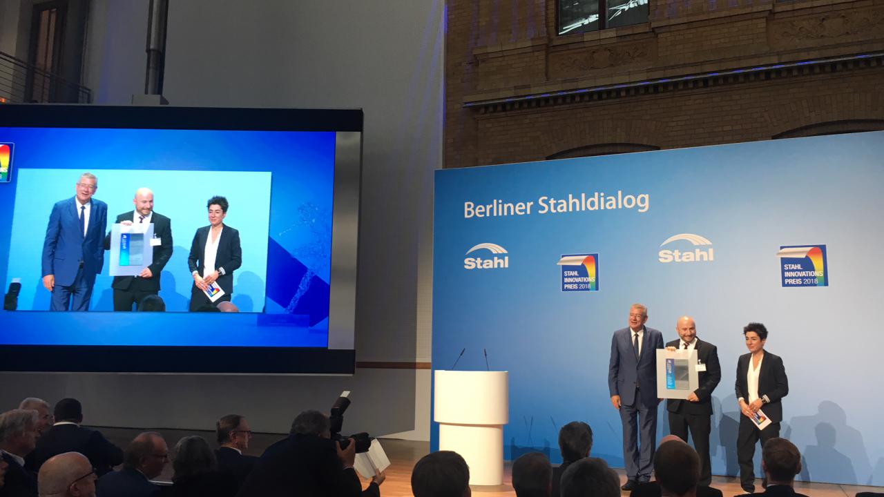 DLR Verkehrsforscher Michael Zimmermann nimmt den Stahl-Innovationspreis entgegen