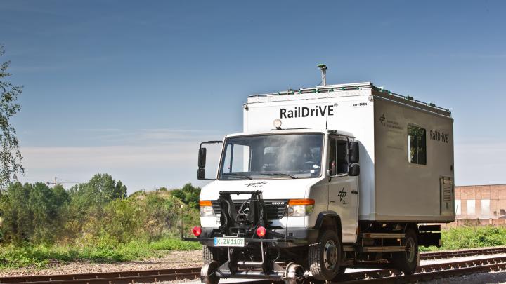 Road-rail vehicle RailDriVE - it communicates its approach via Rail2X to the level crossing 