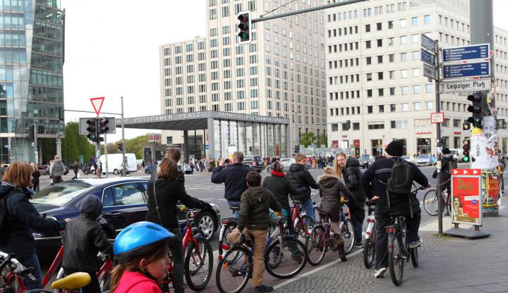 DLR und Berliner Polizei möchten in Zukunft gemeinsam an der Verbesserung der Sicherheit für Fahrradfahrer und Fußgänger im Straßenverkehr arbeiten.