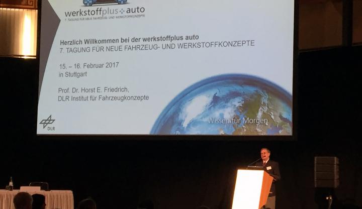 DLR Institutsdirektor Friedrich an Rednerpult zur Eröffnung des Symposiums Werkstoff Plus