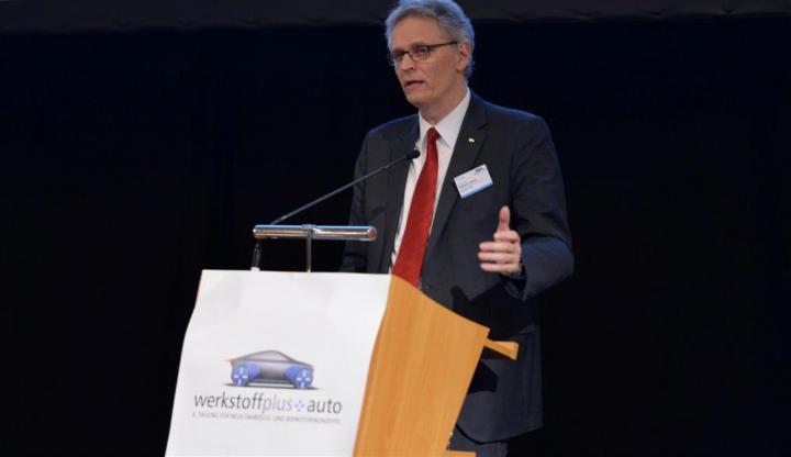 Prof. Dr. Karsten Lemmer, Vorstand für Verkehr und Energie im DLR, begrüßt die Teilnehmer der diesjährigen werkstoffplus auto Tagung in Stuttgart