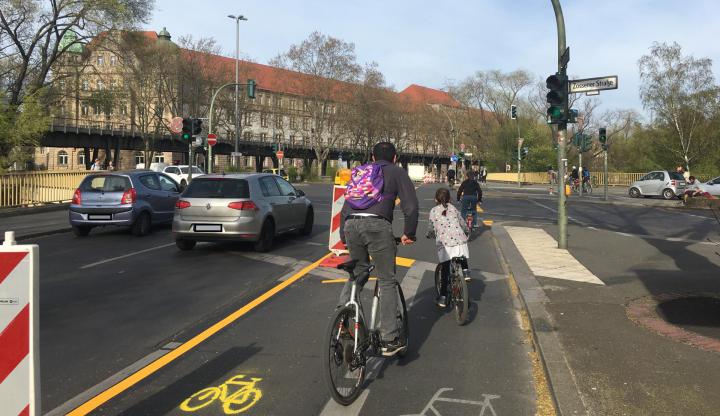 Ein temporär eingerichteter Fahrradweg in Berlin