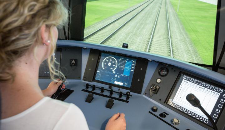 Das DLR-Eisenbahnlabor verfügt über einen Triebfahrzeugführerarbeitsplatz mit originalem Steuerungspult und komplett simulierter Fahrstrecke.